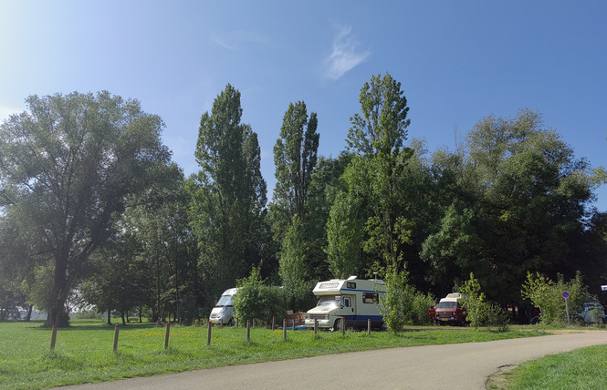 AIRE DE STATIONNEMENT CAMPING-CAR CONFORT DU LAC DE MADINE - HEUDICOURT 5 - Heudicourt-sous-les-Côtes